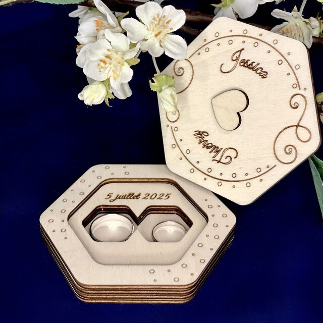 Boîte à alliances hexagonale en bois – Personnalisée
