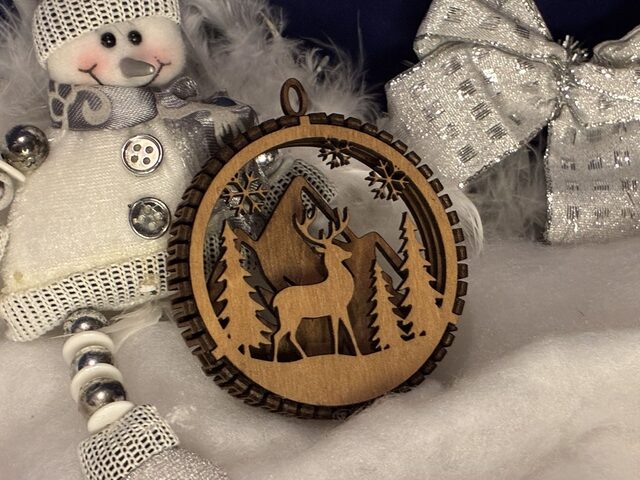 Boules de Noël en bois finition noyer multicouche – Scènes hivernales (10 modèles au choix)