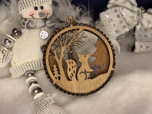 Boules de Noël en bois finition noyer multicouche – Scènes hivernales (10 modèles au choix)