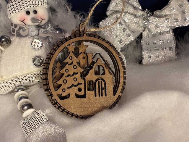 Boules de Noël en bois finition noyer multicouche – Scènes hivernales (10 modèles au choix)