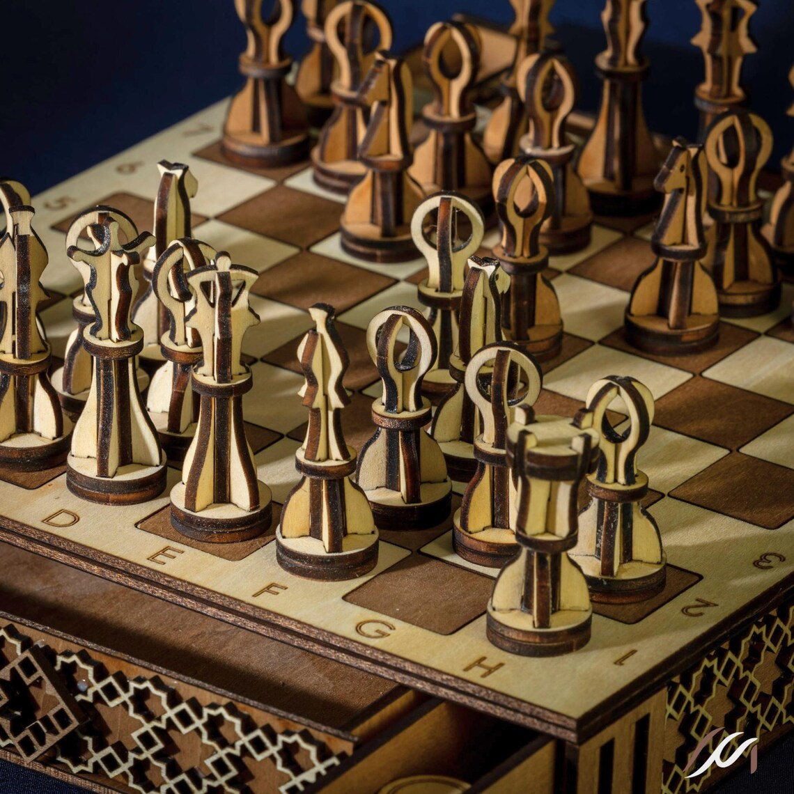 Jeu d’échecs en bois artisanal avec tiroirs – Jeu dames inclus – Échiquier compact 22 cm