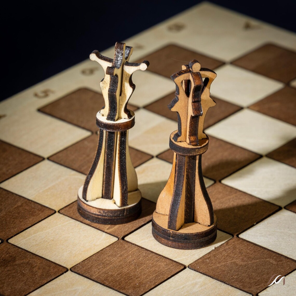 Jeu d’échecs en bois artisanal avec tiroirs – Jeu dames inclus – Échiquier compact 22 cm