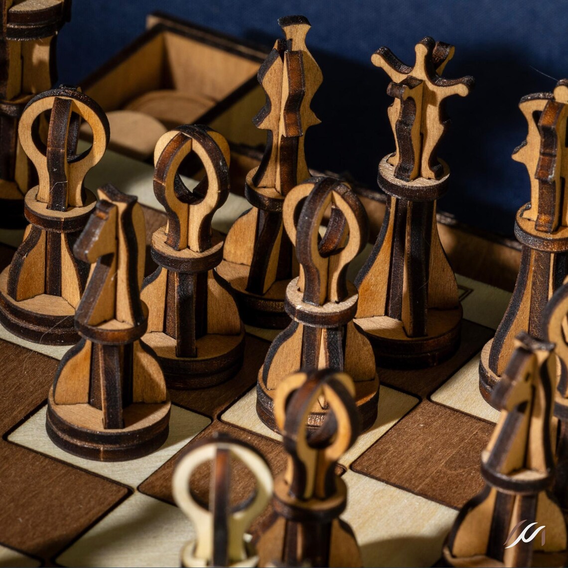 Jeu d’échecs en bois artisanal avec tiroirs – Jeu dames inclus – Échiquier compact 22 cm