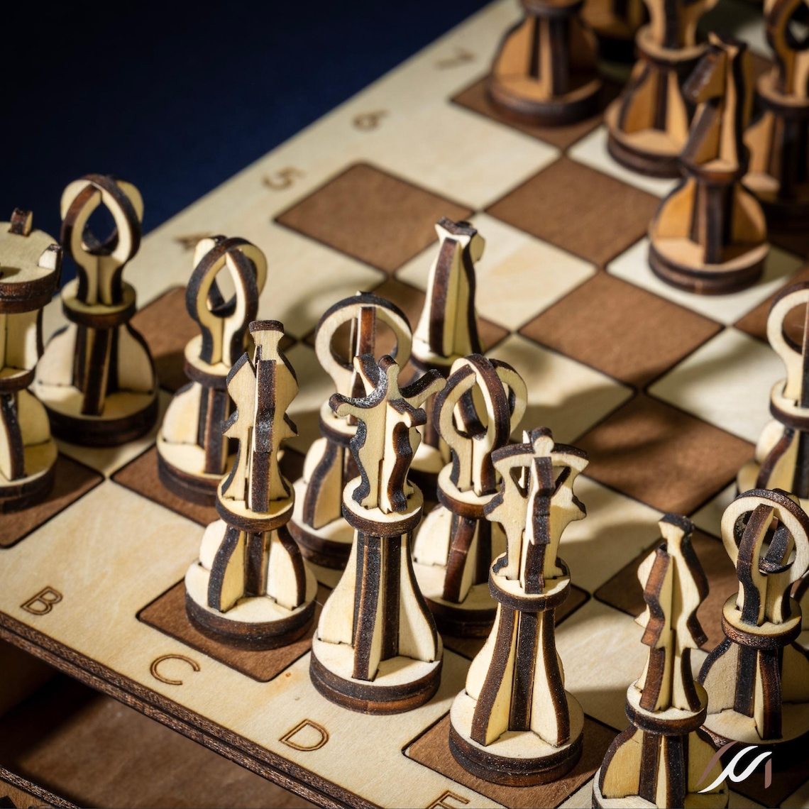 Jeu d’échecs en bois artisanal avec tiroirs – Jeu dames inclus – Échiquier compact 22 cm