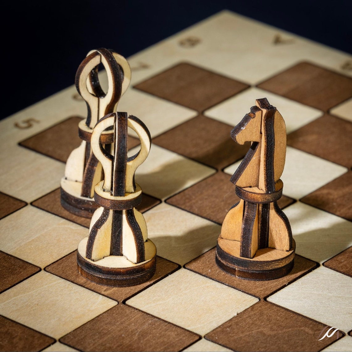 Jeu d’échecs en bois artisanal avec tiroirs – Jeu dames inclus – Échiquier compact 22 cm